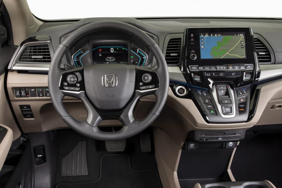 Торпедо Honda Odyssey 2017 года  (фото 18 из 160)
